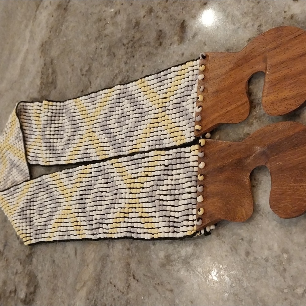 Multiple colorsArtisan hand crafted beaded stretchy belt I Grey, yellow,& white.